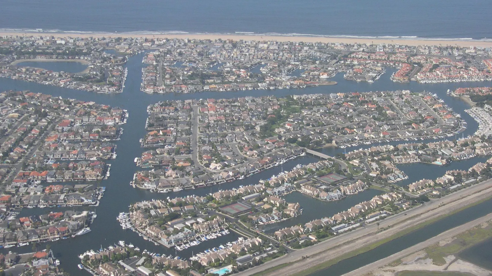 Homes and boat docks lining the canals of Huntington Harbour