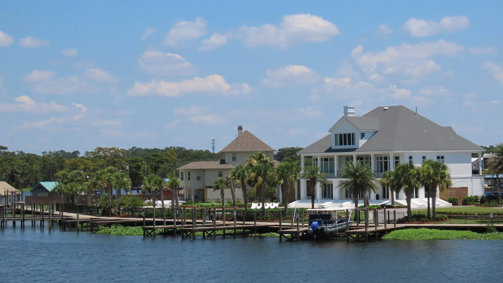 Docks and houses along the Tchefuncte River at Madisonville